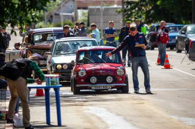 Minsk, Belarus, 11.06.2016. Eskisi gibi. Kırmızı koleksiyon araba taksicisi. Yeniden çekilme fotoğrafı.