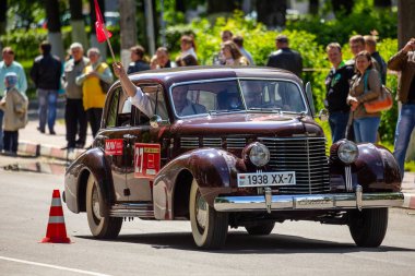 Minsk, Belarus, 11.06.2016. Old timer Rallisi. Cadillac Fleetwood 60. Özel Sedan 1938. Vintage araçların rekabeti.