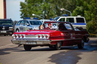Minsk, Belarus, 11.06.2016. Old timer Rallisi. Üstü açık 1963 Chevrolet Impala SS. Sürücüler için özel bir meydan okuma ile olay.