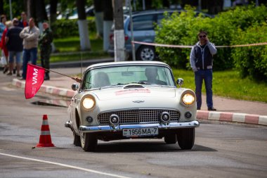 Minsk, Belarus, 11.06.2016. Eskisi gibi. Antika araçların rekabeti. Zarif koleksiyon Amerikan Ford Thunderbird 1956 yapımı.