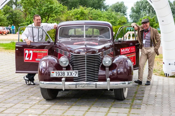 Minsk Belarús 2016 Rally Oldtimer Cadillac Fleetwood Sixty Special Sedan — Foto de Stock