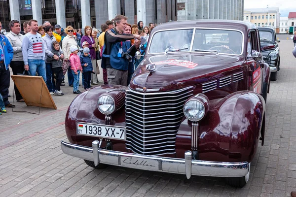 Минск Беларусь 2016 Ралли Олдтимера Седан Cadillac Fleetwood Sixty Special — стоковое фото