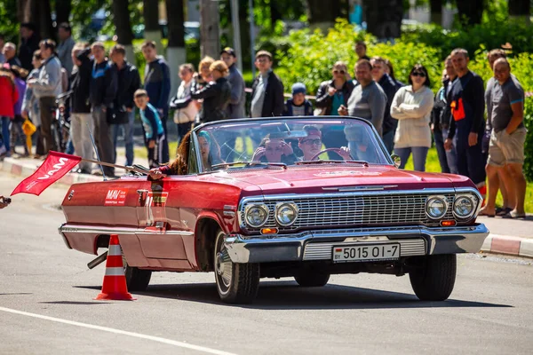 Мінськ Білорусь 2016 Старе Ралі 1963 Шевроле Impala Кабріолет Подія — стокове фото