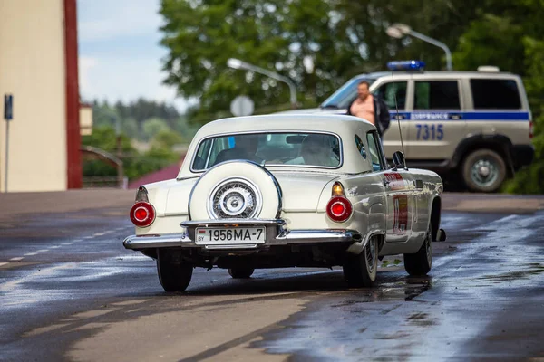 ミンスク ベラルーシ 2016年6月6日 昔はね ヴィンテージ車の競争 エレガントな収集可能なアメリカのフォードサンダーバード1956年の生産 — ストック写真