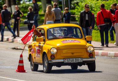 Minsk, Belarus, 11.06.2016. Eskisi gibi. Eski arabaların sergisi ve rekabeti. Sovyet arabası Zaporozhets, hava soğutmalı motorlu. ZAZ SSCB 'de üretildi.