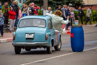Minsk, Belarus, 11.06.2016. Eskisi gibi. Eski arabaların sergisi ve rekabeti. Sovyet arabası Zaporozhets, hava soğutmalı motorlu. ZAZ SSCB 'de üretildi.