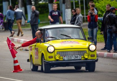 Minsk, Belarus, 11.06.2016. Old timer Rallisi. Trabant 6001S, VEB Sachsenring Automobilwerke Zwickau tarafından üretilen eski bir Doğu Alman otomobili..