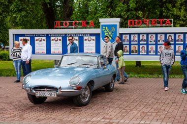 Minsk, Belarus, 11.06.2016. Eski zamanlardaki gibi. Jaguar E-Tipi 42 mavi metalik..