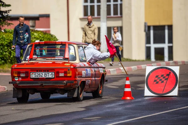 ミンスク ベラルーシ 2016年6月6日 昔はね ヴィンテージカーの展示と競争 ソ連車空気冷却エンジンとZaporozhets ソビエト連邦製のZaz — ストック写真
