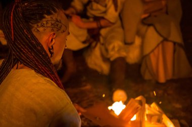 Irdorath grubu, sahne arkasında klip çekimi. Rasta bukleli beyaz adam. Viking 'in ormandaki gece vakti yanan meşalelerle aydınlanıyor.. 