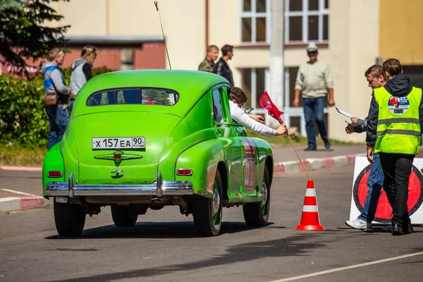 ミンスク ベラルーシ 2016年6月6日 昔はね ヴィンテージカーの展示と競争 政府関係者のためのソ連車 1950年代にソビエト連邦で製造されたZimまたはGaz12 — ストック写真