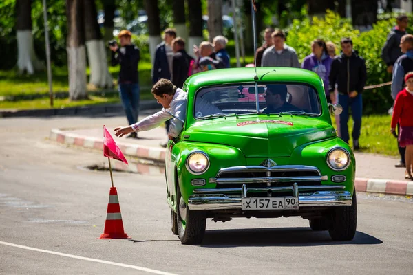 ミンスク ベラルーシ 2016年6月6日 昔はね ヴィンテージカーの展示と競争 政府関係者のためのソ連車 1950年代にソビエト連邦で製造されたZimまたはGaz12 — ストック写真