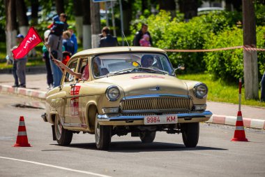 Minsk, Belarus, 11.06.2016. Eskisi gibi. Geçit töreni ve klasik araçların rekabeti. Sovyet araba volgası. GAZ21 SSCB 1950 'lerde üretildi.