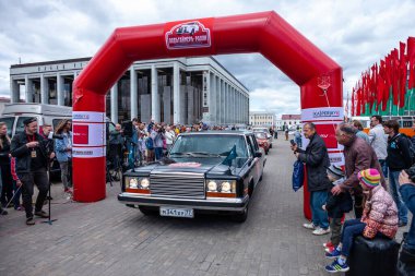 Minsk, Belarus, 11.06.2016. Eskisi gibi. Eski arabaların sergisi ve rekabeti. Hükümet görevlileri için Sovyet arabası. ZIL 115 / ZIL 4104 SSCB 1980 yapımı.