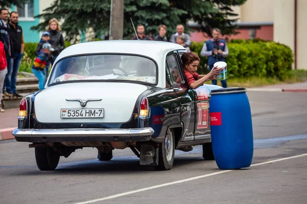 ミンスク ベラルーシ 2016年6月6日 昔はね ヴィンテージ車のパレードと競争 ソ連車のヴォルガ 1950年代にソビエト連邦で製作されたGaz21 — ストック写真