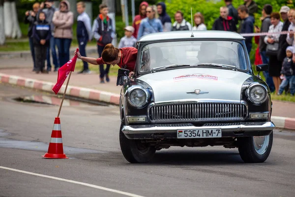 ミンスク ベラルーシ 2016年6月6日 昔はね ヴィンテージ車のパレードと競争 ソ連車のヴォルガ 1950年代にソビエト連邦で製作されたGaz21 — ストック写真