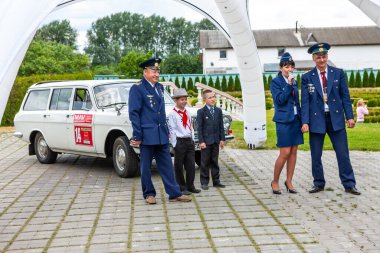 Minsk, Belarus, 11.06.2016. Eskisi gibi. Geçit töreni ve klasik araçların rekabeti. Sovyet araba volgası. GAZ24 Volga, Aeroflot Sovyet Havayolları için personel taşımacılığı olarak kullanıldı. SSCB yapımı..