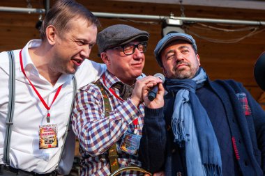 Minsk, Belarus, 11.06.2016. Old timer Rallisi. Mutlu gülümseyen adamlar zaferi kutluyorlar.