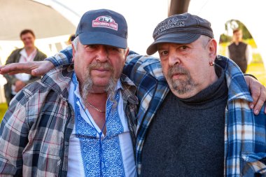 Minsk, Belarus, 11.06.2016. Oldtimer Rallisinin kazananları. İki Ukraynalı adam birbirine sarılıyor. Açık hava görünümü. 