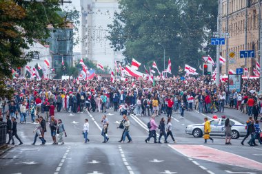 Minsk, Belarus, 23.08.2020. Bağımsız Meydan 'da halk cumhurbaşkanlığı seçimlerinde dürüst sonuçlar için mücadele ediyor.