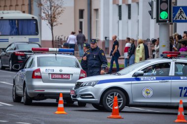 Minsk, Belarus, 23.08.2020. Polis araçları Minsk 'in merkezindeki yolları kapattı..