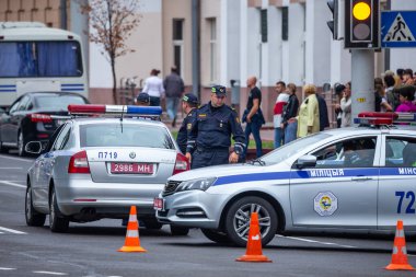 Minsk, Belarus, 23.08.2020. Polis araçları Minsk 'in merkezindeki yolları kapattı..