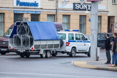 Minsk, Belarus, 23.08.2020. Polis araçları Minsk 'in merkezindeki yolları kapattı..