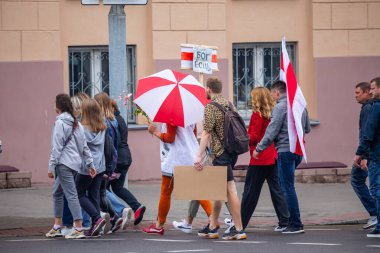 Minsk, Belarus, 23.08.2020. Bir grup insan, Alexandr Lukashenko 'nun tartışmalı seçimleri sonrasında dürüst seçim haklarını korumak için Bağımsız Meydan' a gidiyor..