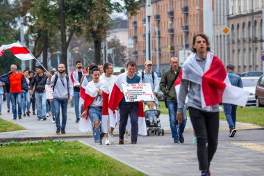 Minsk, Belarus, 23.08.2020. Bir grup insan, Alexandr Lukashenko 'nun tartışmalı seçimleri sonrasında dürüst seçim haklarını korumak için Bağımsız Meydan' a gidiyor..