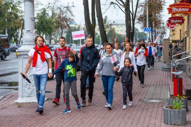 Minsk, Belarus, 23.08.2020. Bir grup insan, Alexandr Lukashenko 'nun tartışmalı seçimleri sonrasında dürüst seçim haklarını korumak için Bağımsız Meydan' a gidiyor..