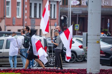 Minsk, Belarus, 23.08.2020. Bir grup insan, Alexandr Lukashenko 'nun tartışmalı seçimleri sonrasında dürüst seçim haklarını korumak için Bağımsız Meydan' a gidiyor..
