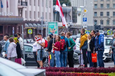 Minsk, Belarus, 23.08.2020. Bir grup insan, Alexandr Lukashenko 'nun tartışmalı seçimleri sonrasında dürüst seçim haklarını korumak için Bağımsız Meydan' a gidiyor..