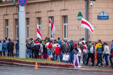 Minsk, Belarus, 23.08.2020. Bir grup insan, Alexandr Lukashenko 'nun tartışmalı seçimleri sonrasında dürüst seçim haklarını korumak için Bağımsız Meydan' a gidiyor..