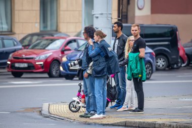 Minsk, Belarus, 23.08.2020. Bir grup insan, Alexandr Lukashenko 'nun tartışmalı seçimleri sonrasında dürüst seçim haklarını korumak için Bağımsız Meydan' a gidiyor..