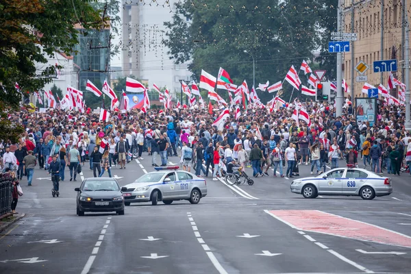 Minsk, Belarus, 23.08.2020. Bağımsız Meydan 'da halk cumhurbaşkanlığı seçimlerinde dürüst sonuçlar için mücadele ediyor.