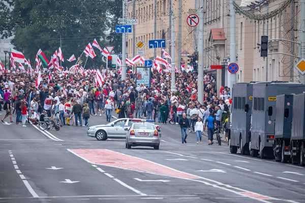 Minsk, Belarus, 23.08.2020. Bağımsız Meydan 'da halk cumhurbaşkanlığı seçimlerinde dürüst sonuçlar için mücadele ediyor.