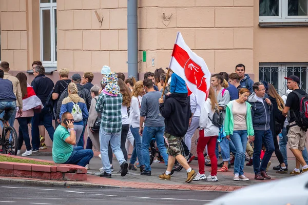 Mińsk Białoruś 2020 Grupa Ludzi Idzie Plac Niepodległych Chronić Swoje — Zdjęcie stockowe