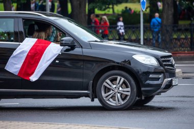 Minsk, Belarus, 23.08.2020. Halk cumhurbaşkanlığı seçimlerinden sonra ve Alexander Lukashenko rejimine karşı protestolar düzenliyor. Bayrakları elimizde tutuyoruz.