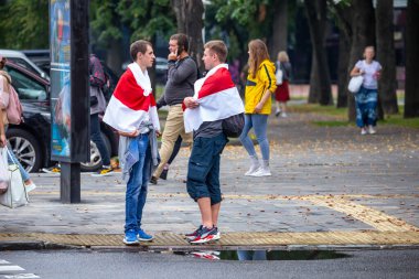Minsk, Belarus, 23.08.2020. Halk cumhurbaşkanlığı seçimlerinden sonra ve Alexander Lukashenko rejimine karşı protestolar düzenliyor. Bayrakları elimizde tutuyoruz.