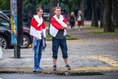 Minsk, Belarus, 23.08.2020. Halk cumhurbaşkanlığı seçimlerinden sonra ve Alexander Lukashenko rejimine karşı protestolar düzenliyor. Bayrakları elimizde tutuyoruz.