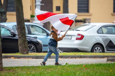 Minsk, Belarus, 23.08.2020. Halk cumhurbaşkanlığı seçimlerinden sonra ve Alexander Lukashenko rejimine karşı protestolar düzenliyor. Bayrakları elimizde tutuyoruz.