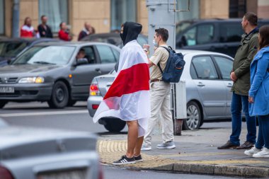 Minsk, Belarus, 23.08.2020. Halk cumhurbaşkanlığı seçimlerinden sonra ve Alexander Lukashenko rejimine karşı protestolar düzenliyor. Bayrakları elimizde tutuyoruz.