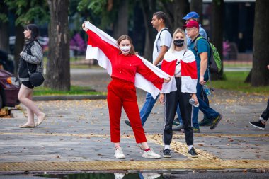Minsk, Belarus, 23.08.2020. Halk cumhurbaşkanlığı seçimlerinden sonra ve Alexander Lukashenko rejimine karşı protestolar düzenliyor. Bayrakları elimizde tutuyoruz.