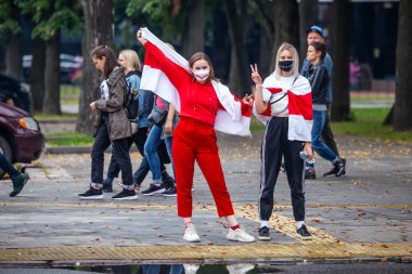 Minsk, Belarus, 23.08.2020. Halk cumhurbaşkanlığı seçimlerinden sonra ve Alexander Lukashenko rejimine karşı protestolar düzenliyor. Bayrakları elimizde tutuyoruz.