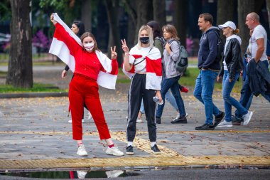 Minsk, Belarus, 23.08.2020. Halk cumhurbaşkanlığı seçimlerinden sonra ve Alexander Lukashenko rejimine karşı protestolar düzenliyor. Bayrakları elimizde tutuyoruz.