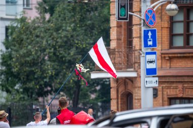 Minsk, Belarus, 23.08.2020. Halk cumhurbaşkanlığı seçimlerinden sonra ve Alexander Lukashenko rejimine karşı protestolar düzenliyor. Bayrakları elimizde tutuyoruz.