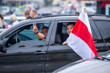 Minsk, Belarus, 23.08.2020. Halk cumhurbaşkanlığı seçimlerinden sonra ve Alexander Lukashenko rejimine karşı protestolar düzenliyor. Bayrakları elimizde tutuyoruz.