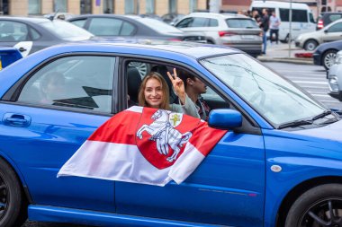Minsk, Belarus, 23.08.2020. Halk cumhurbaşkanlığı seçimlerinden sonra ve Alexander Lukashenko rejimine karşı protestolar düzenliyor. Bayrakları elimizde tutuyoruz.