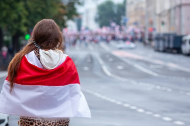 Minsk, Belarus, 23.08.2020. Halk cumhurbaşkanlığı seçimlerinden sonra ve Alexander Lukashenko rejimine karşı protestolar düzenliyor. Bayrakları elimizde tutuyoruz.