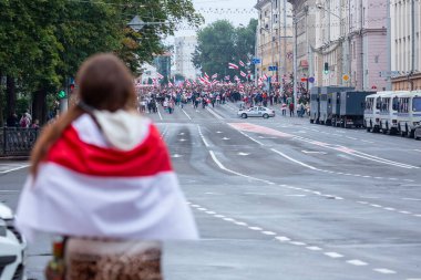 Minsk, Belarus, 23.08.2020. Halk cumhurbaşkanlığı seçimlerinden sonra ve Alexander Lukashenko rejimine karşı protestolar düzenliyor. Bayrakları elimizde tutuyoruz.